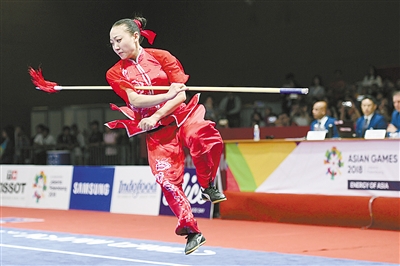 8月21日,在亚运会武术女子剑术枪术全能比赛中,中国选手郭梦娇获得
